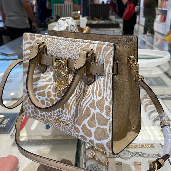 Michael Kors
Hamilton Small Satchel Leather
Color: Camel
NWT - Picture 5 of 16